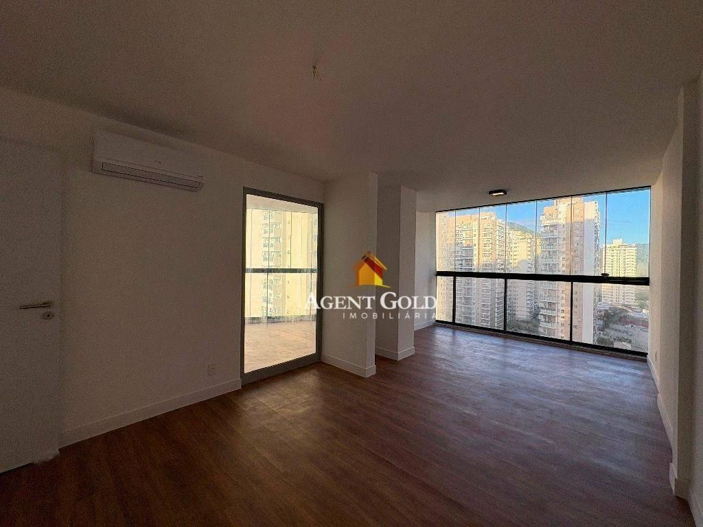 Glass-enclosed balcony in a 3-bedroom apartment, 121 m² — photo 9