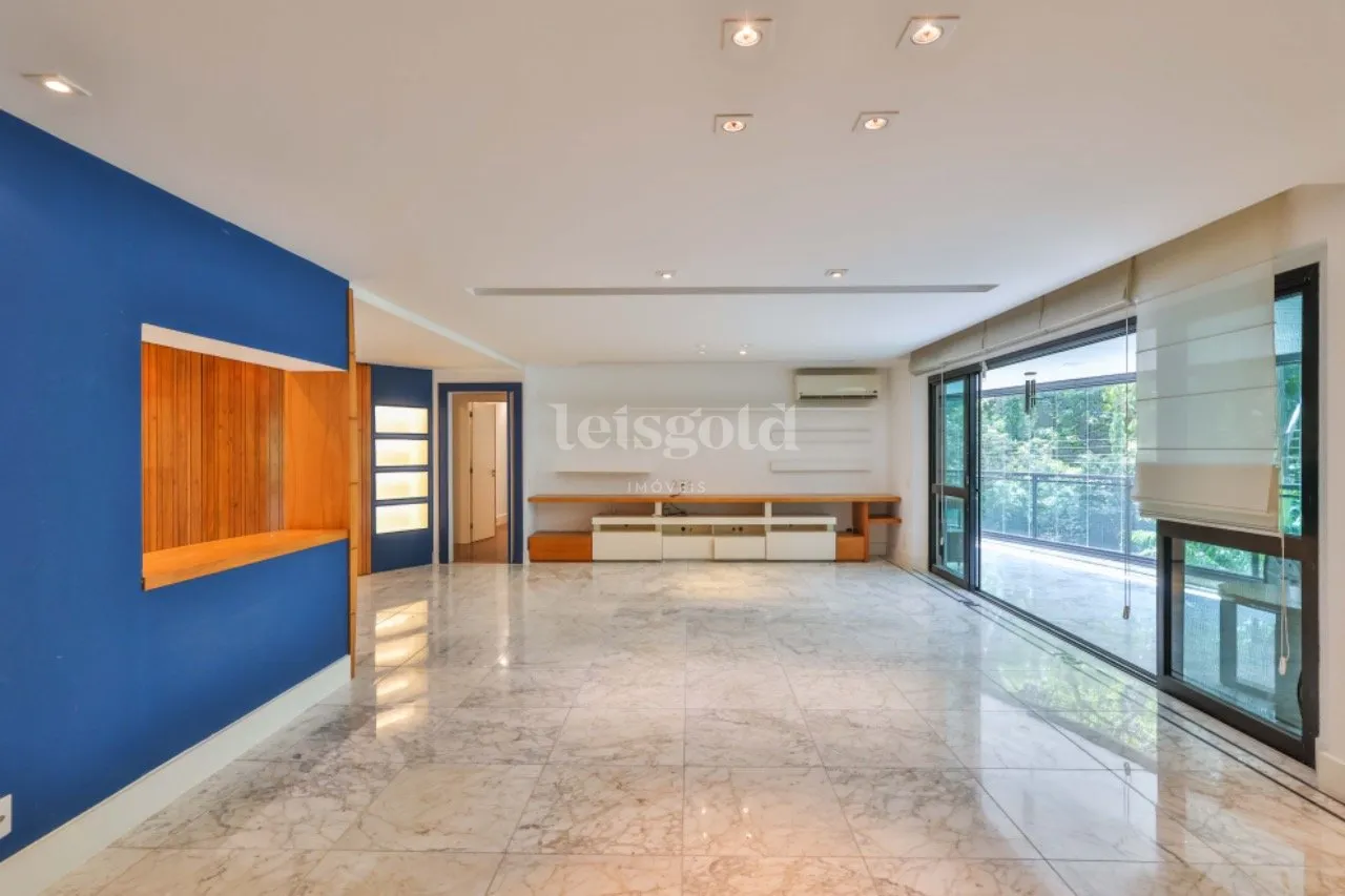 Floor-to-ceiling windows in a 2-bedroom apartment, 230 m² — photo 22