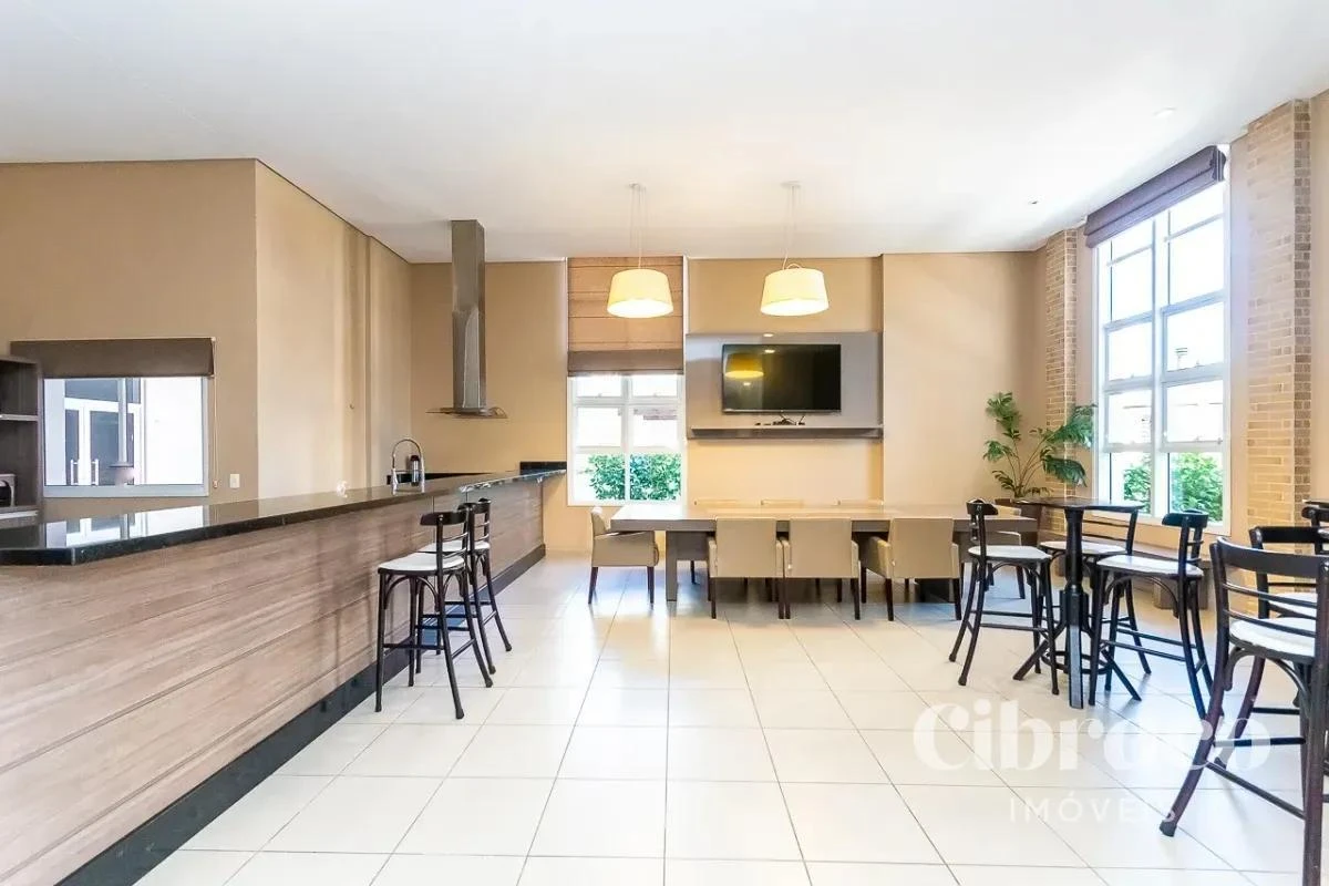 Balcony with a grill in a 4-bedroom apartment, 131 m² — photo 9