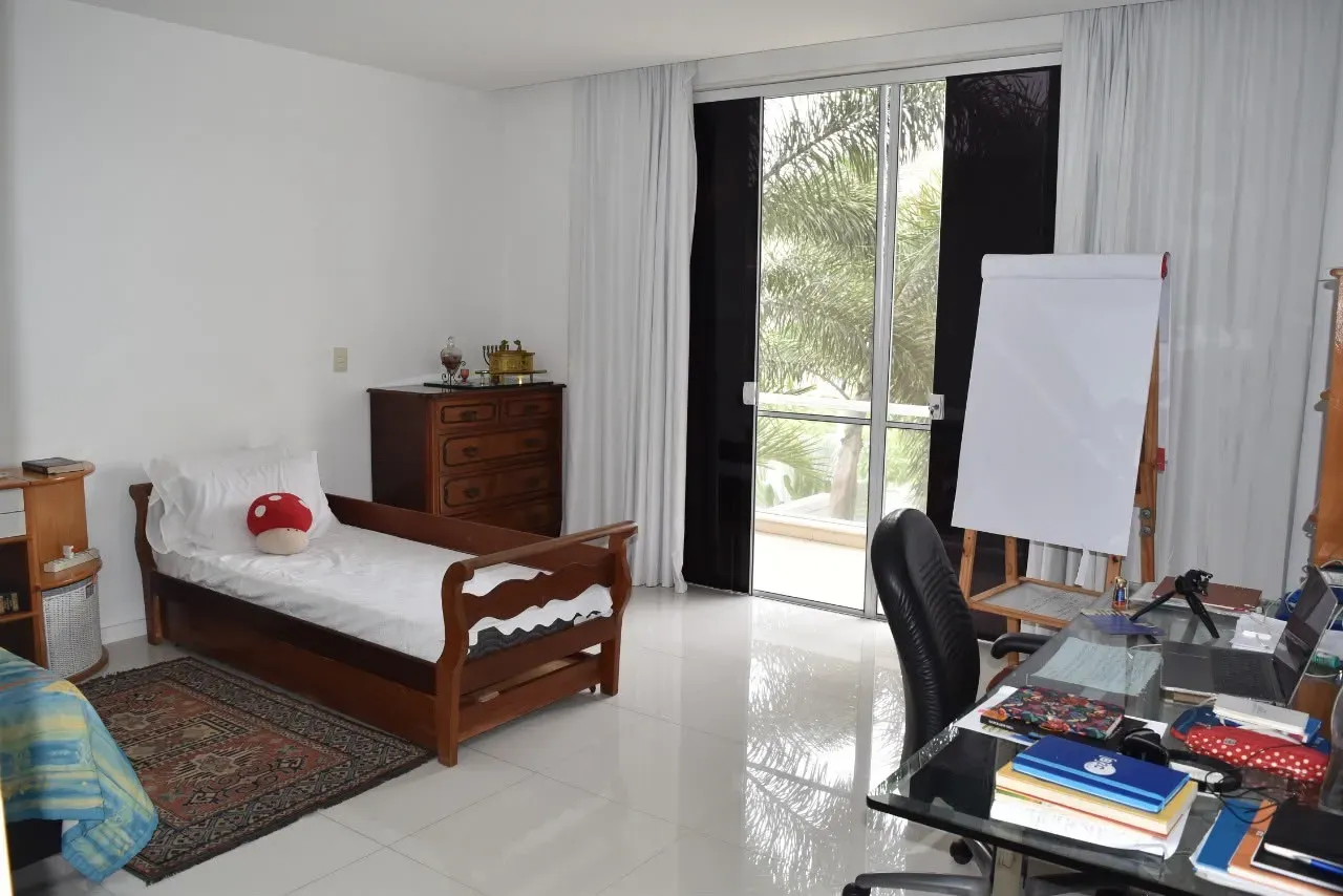 600 m² house with a private pool and a bathtub — photo 8