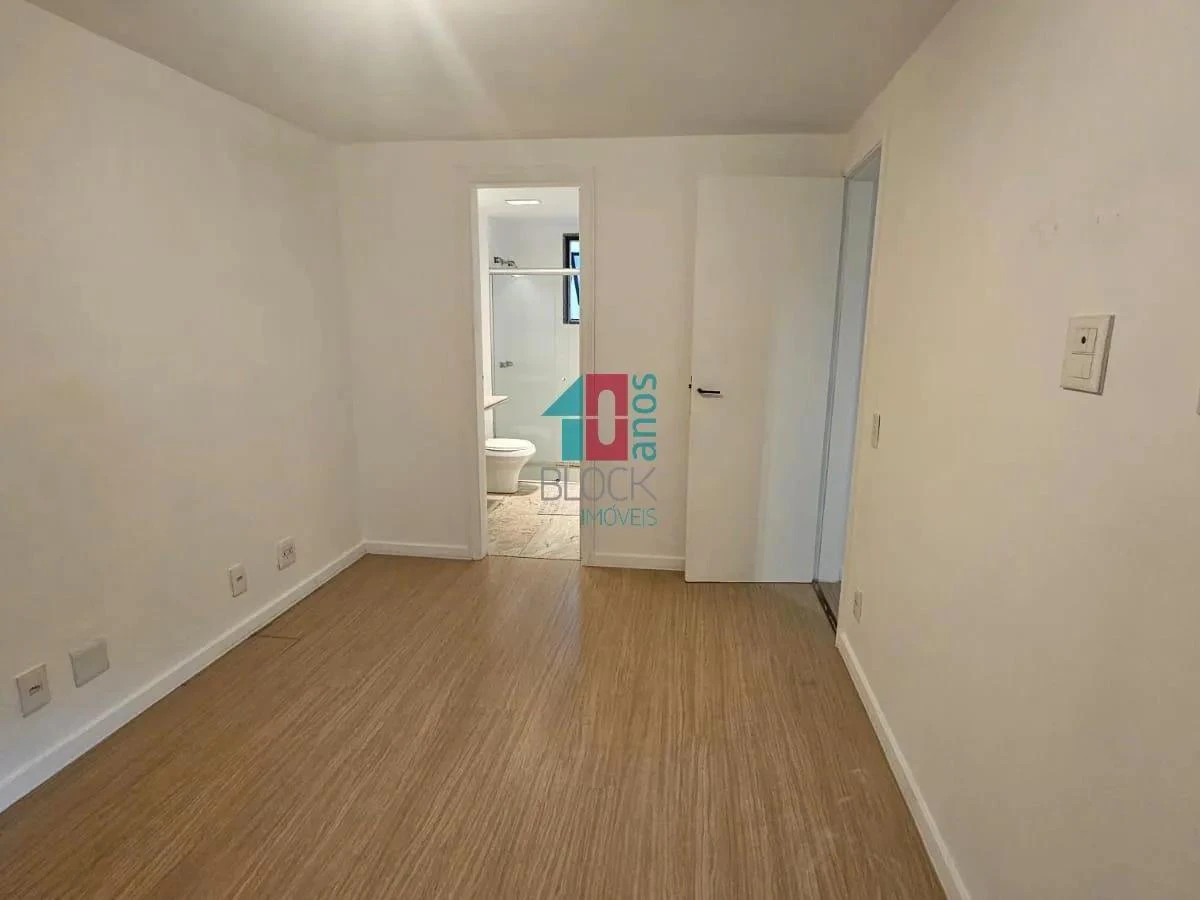 101 m² apartment with 3 bedrooms and a glass balcony — photo 18