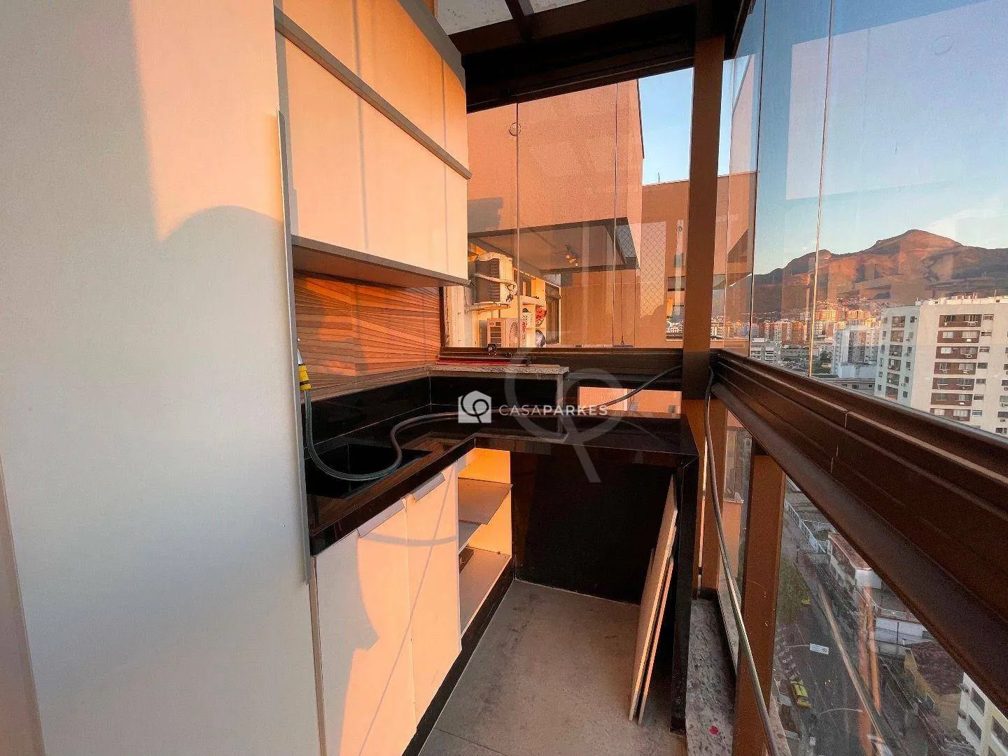 Balcony with a grill in a 3-bedroom apartment, 120 m² — photo 53