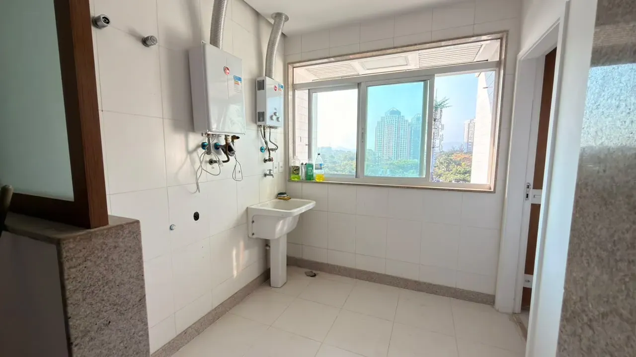 575 m² apartment with 5 en-suite bedrooms and glass balcony — photo 20