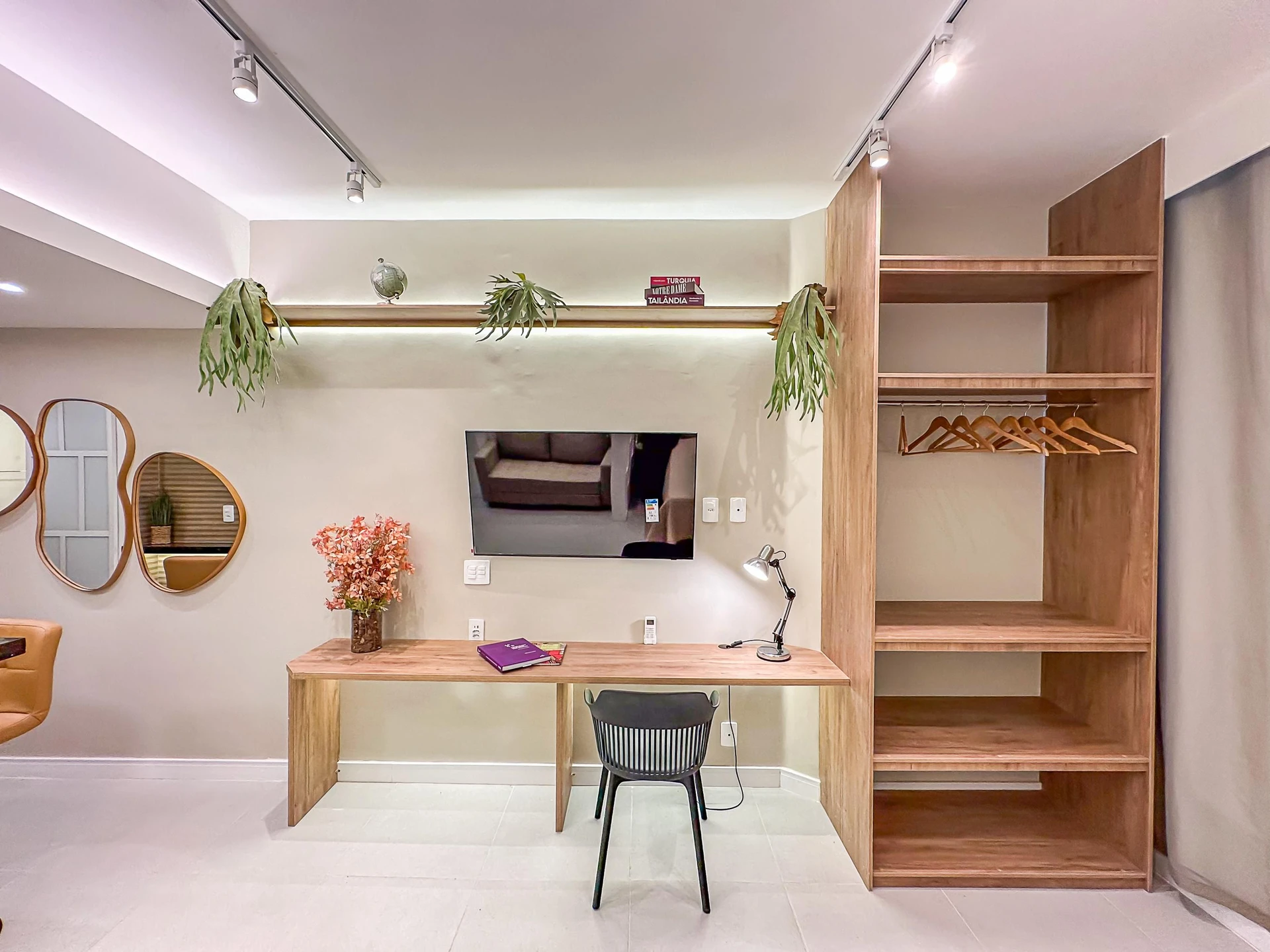 Furnished 1-bedroom apartment with an open-plan kitchen — photo 10