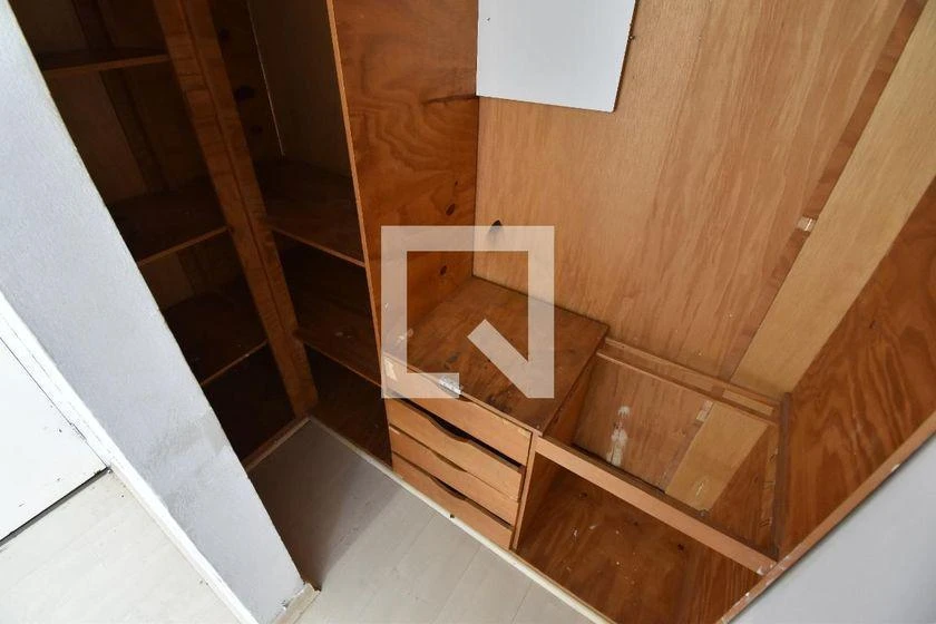 47 m² apartment with a walk-in closet and a home office — photo 10