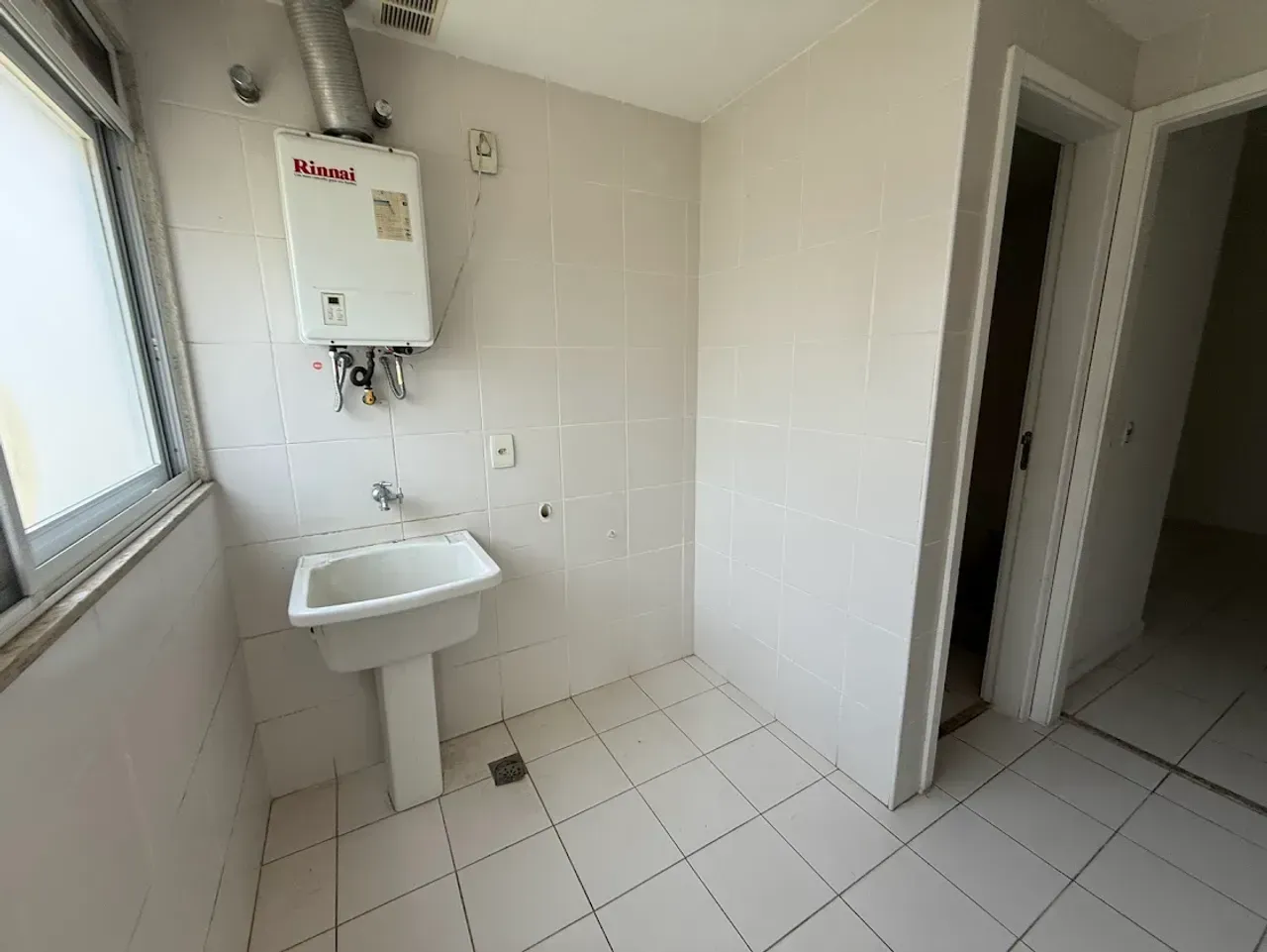 4-bedroom apartment in a building with a gym — photo 9