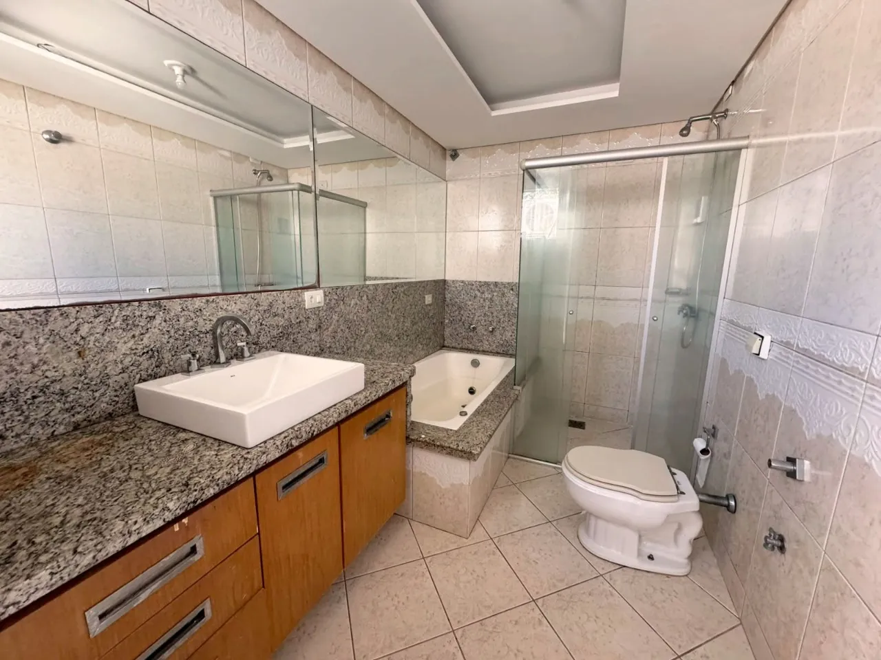Bathtub in a 4-bedroom house, 195 m² — photo 13