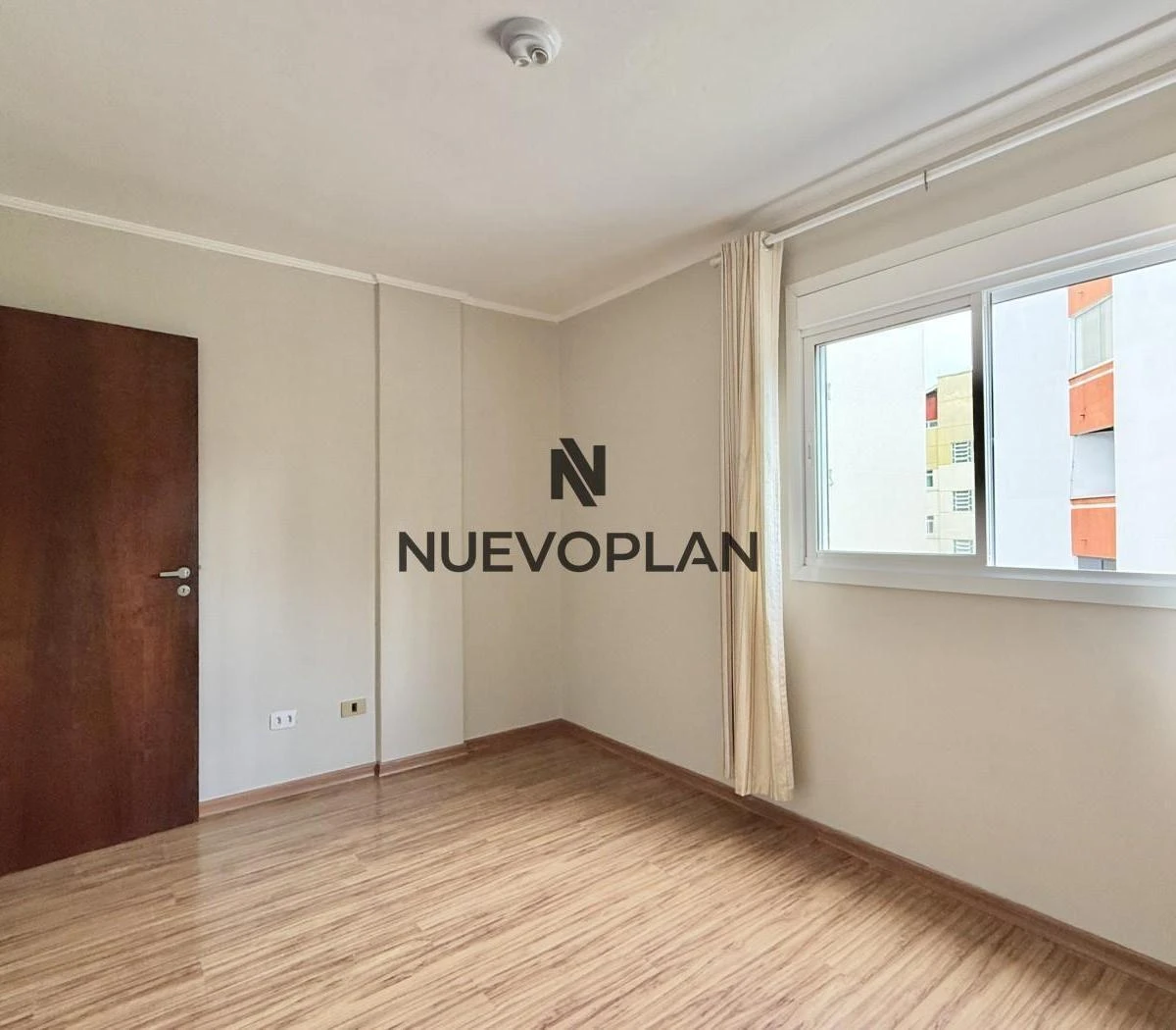 Wood or laminate floors in a 3-bedroom apartment, 78 m² — photo 23
