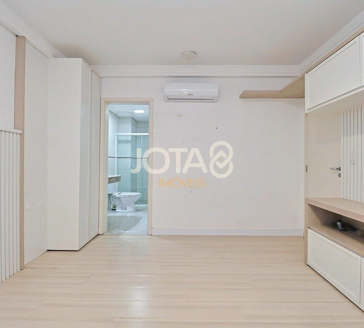 2-bedroom apartment with a glass-enclosed balcony — photo 8