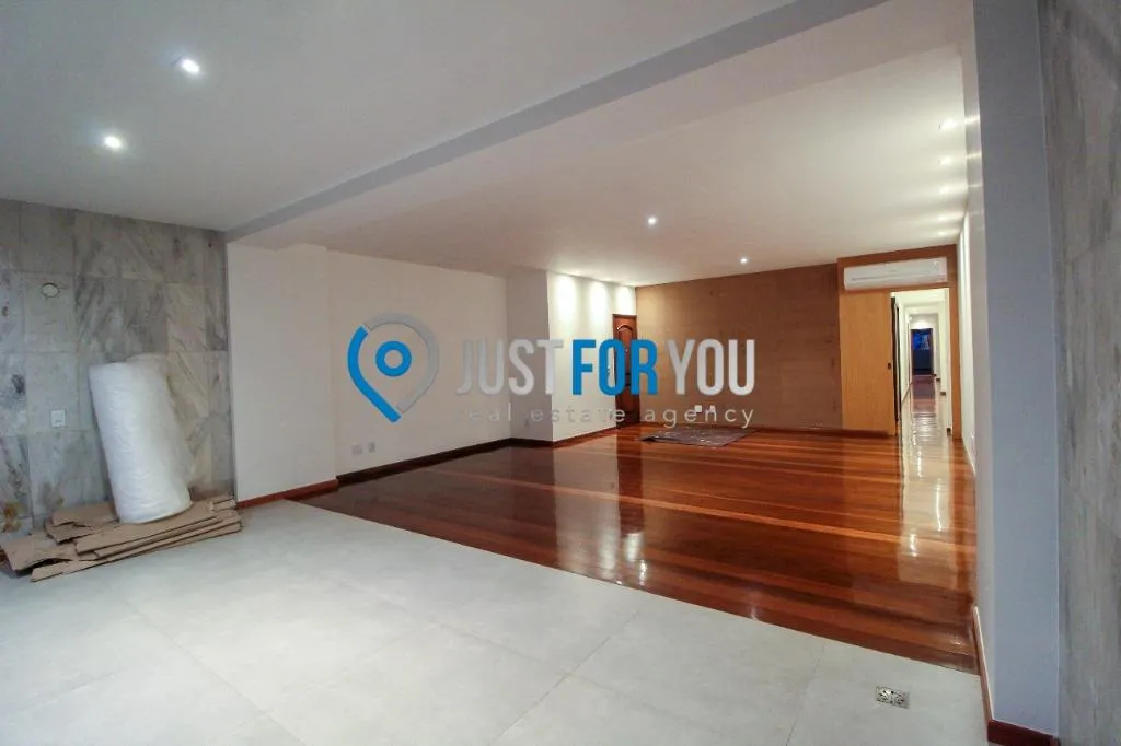 3-bedroom apartment with separate kitchen, 210 m² — photo 10