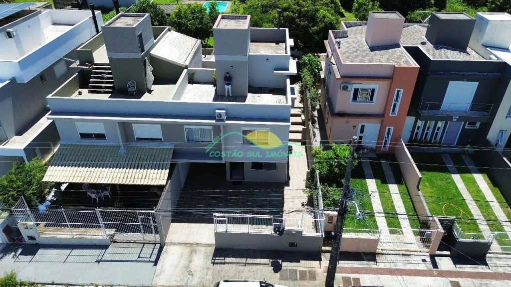 3-bedroom house with a private BBQ area — photo 2