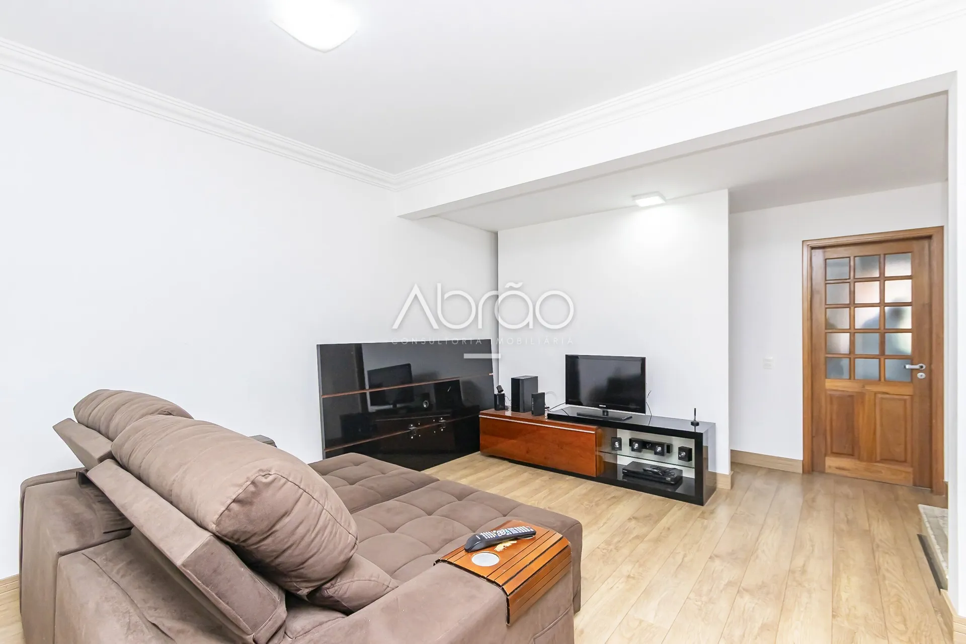 4-bedroom house with a fireplace — photo 18