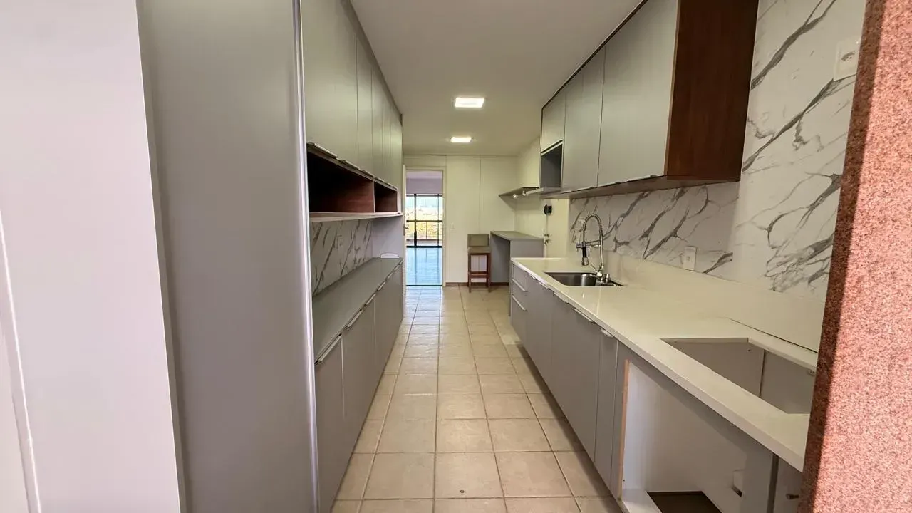 Apartment with 3 suites and a closed kitchen — photo 11