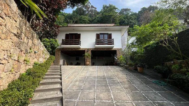 Furnished house, 395 m², with a glass-enclosed balcony — photo 6