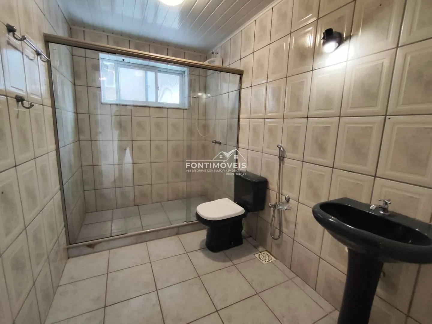 Bathtub in a 4-bedroom house, 139 m² — photo 22