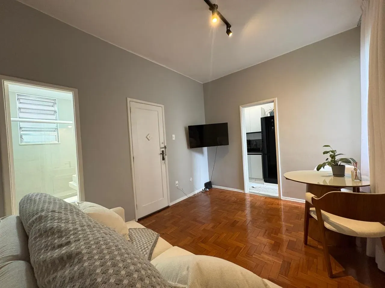 One-bedroom apartment with a washing machine — photo 13