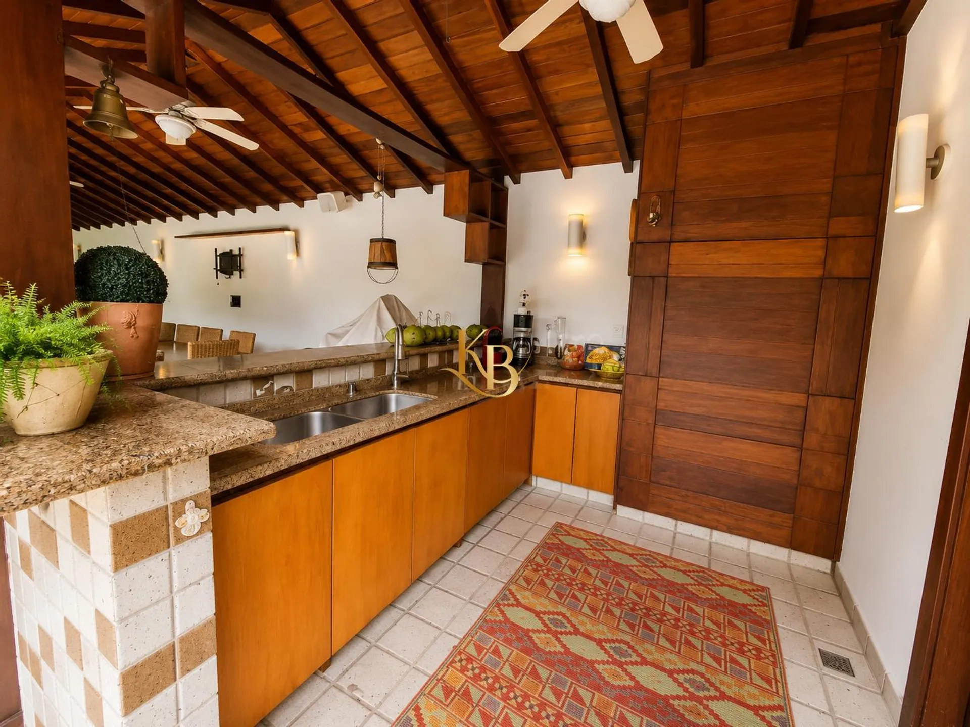 House with 5 bedrooms and a closed separate kitchen — photo 8