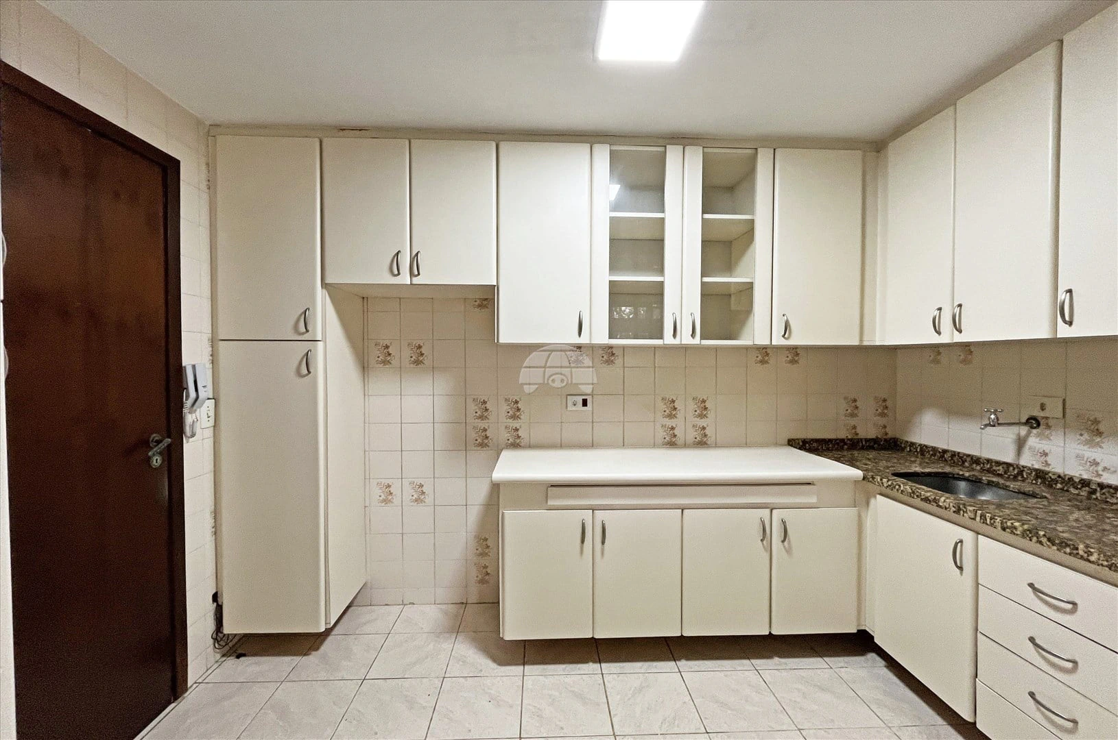 2-bedroom apartment with wood or laminate floors — photo 8