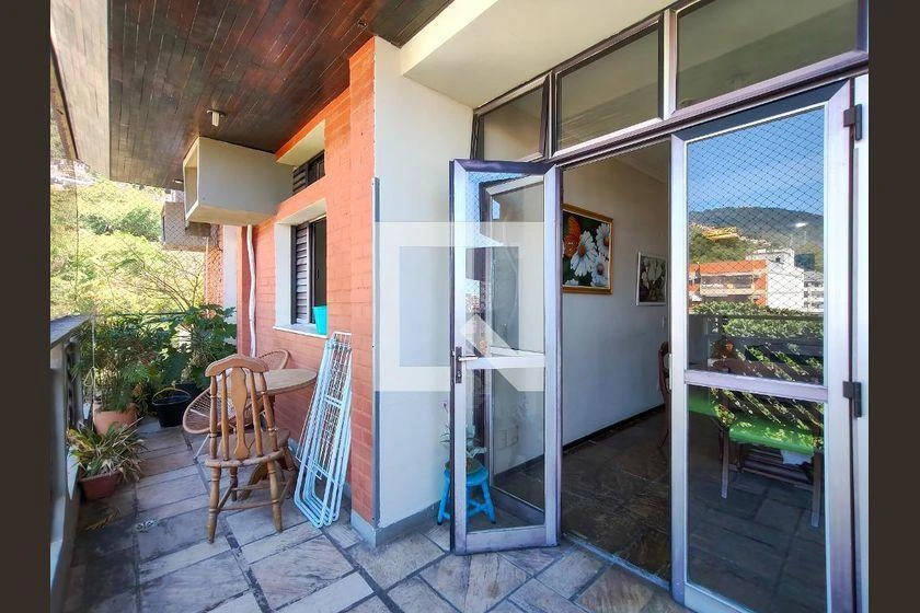 Glass-enclosed balcony in a 3-bedroom apartment, 107 m² — photo 35