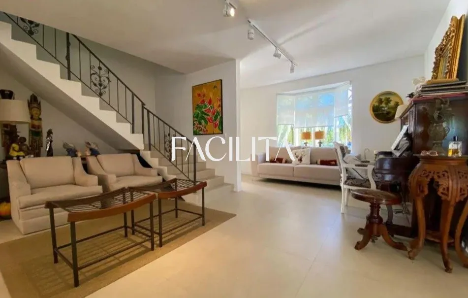 Furnished 3-bedroom house with a private garden