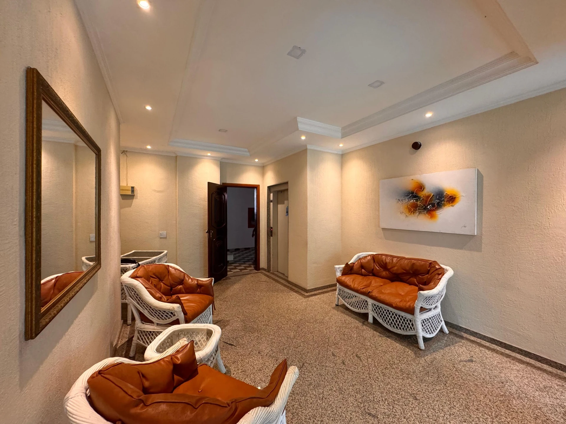 Unfurnished 3-bedroom apartment with enclosed balcony — photo 10