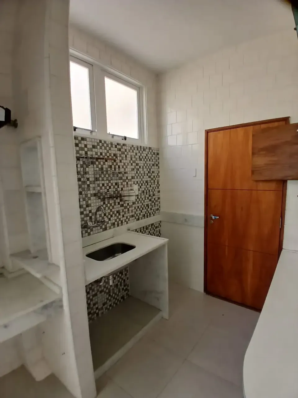 Apartamento com 2 quartos e cozinha separada de 70 m²