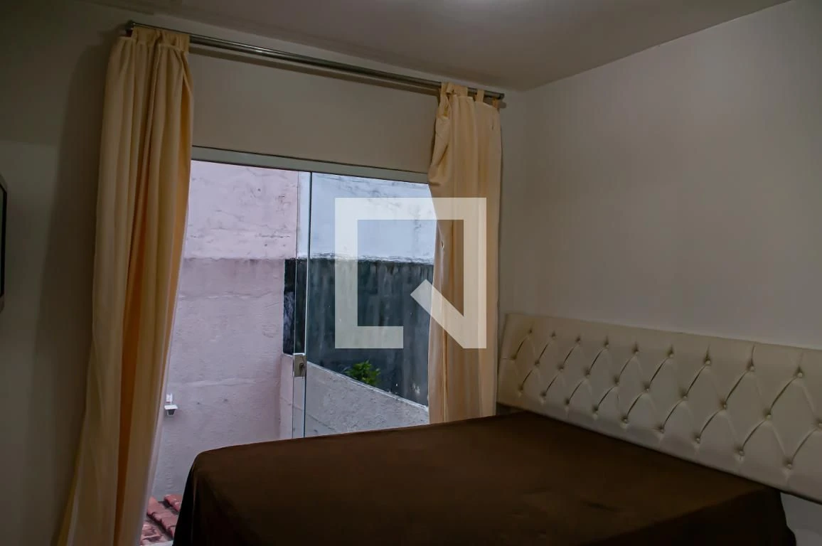 Casa mobiliada com 3 quartos e jardim privativo