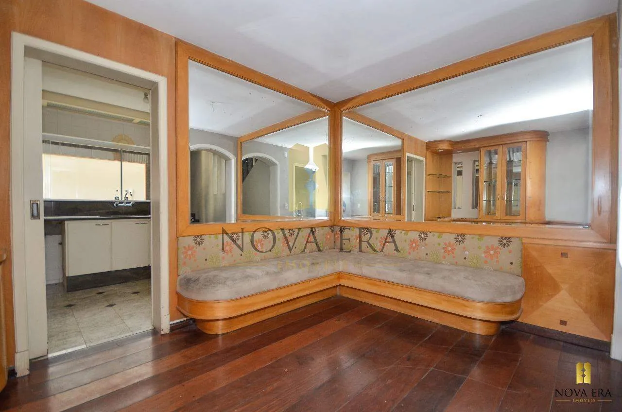 4-bedroom house with a grill on the balcony in Curitiba
