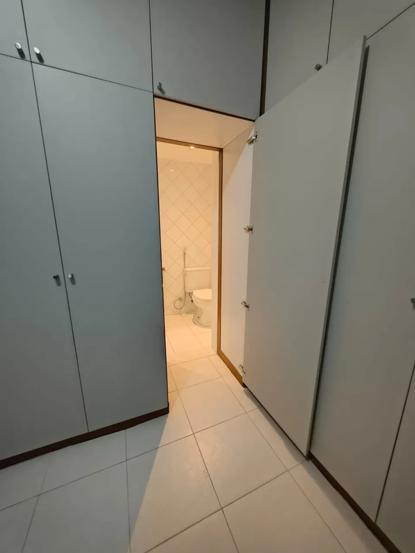 3-bedroom apartment with 3 bathrooms and glass balcony — photo 25