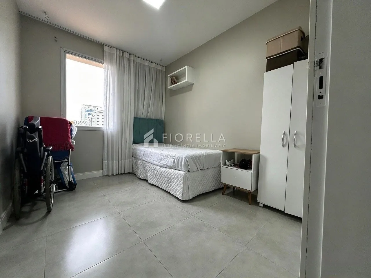 Furnished apartment, 184 m², with a glass-enclosed balcony — photo 5