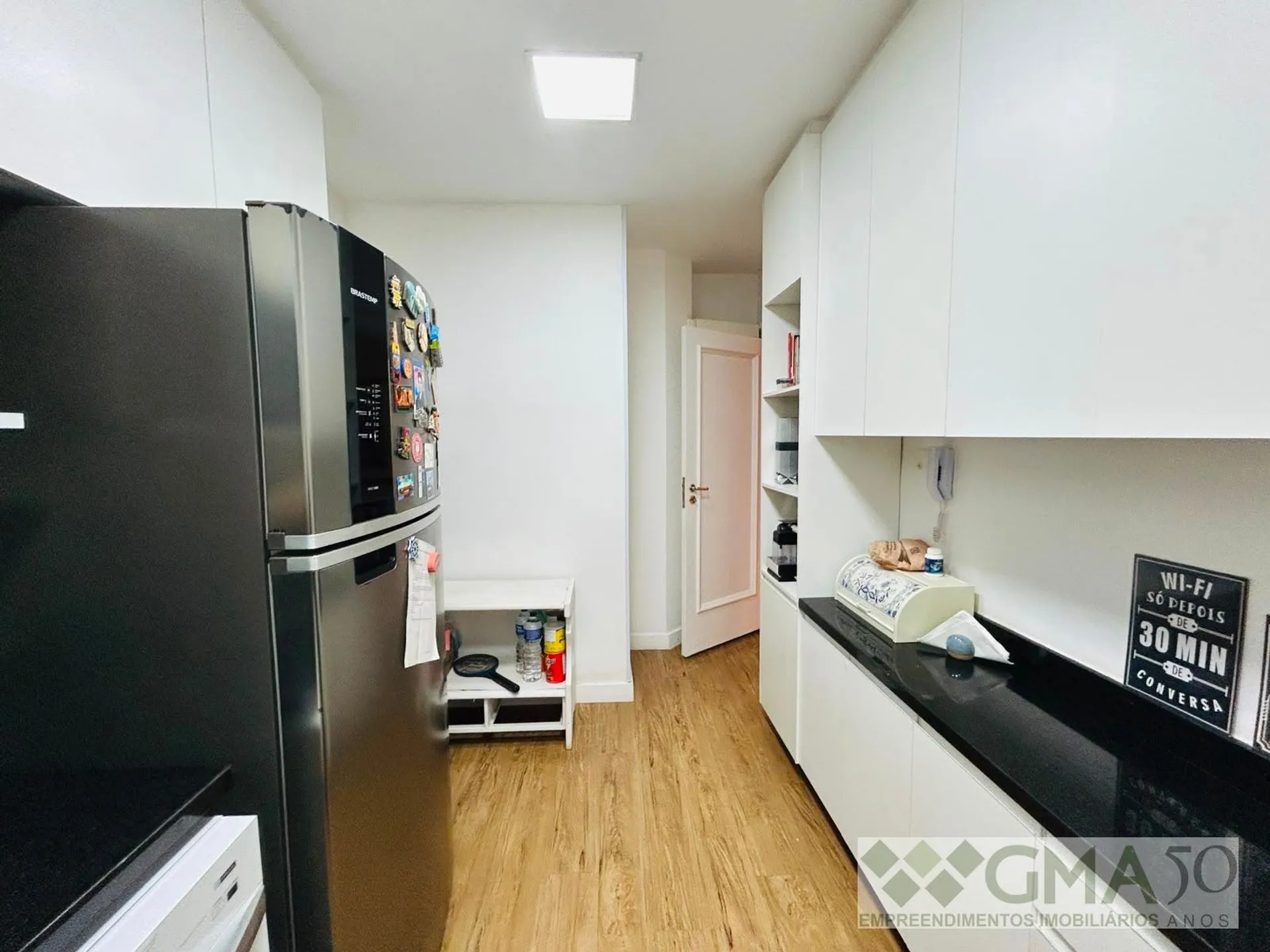 Apartamento com cozinha fechada e fogão a gás — photo 25