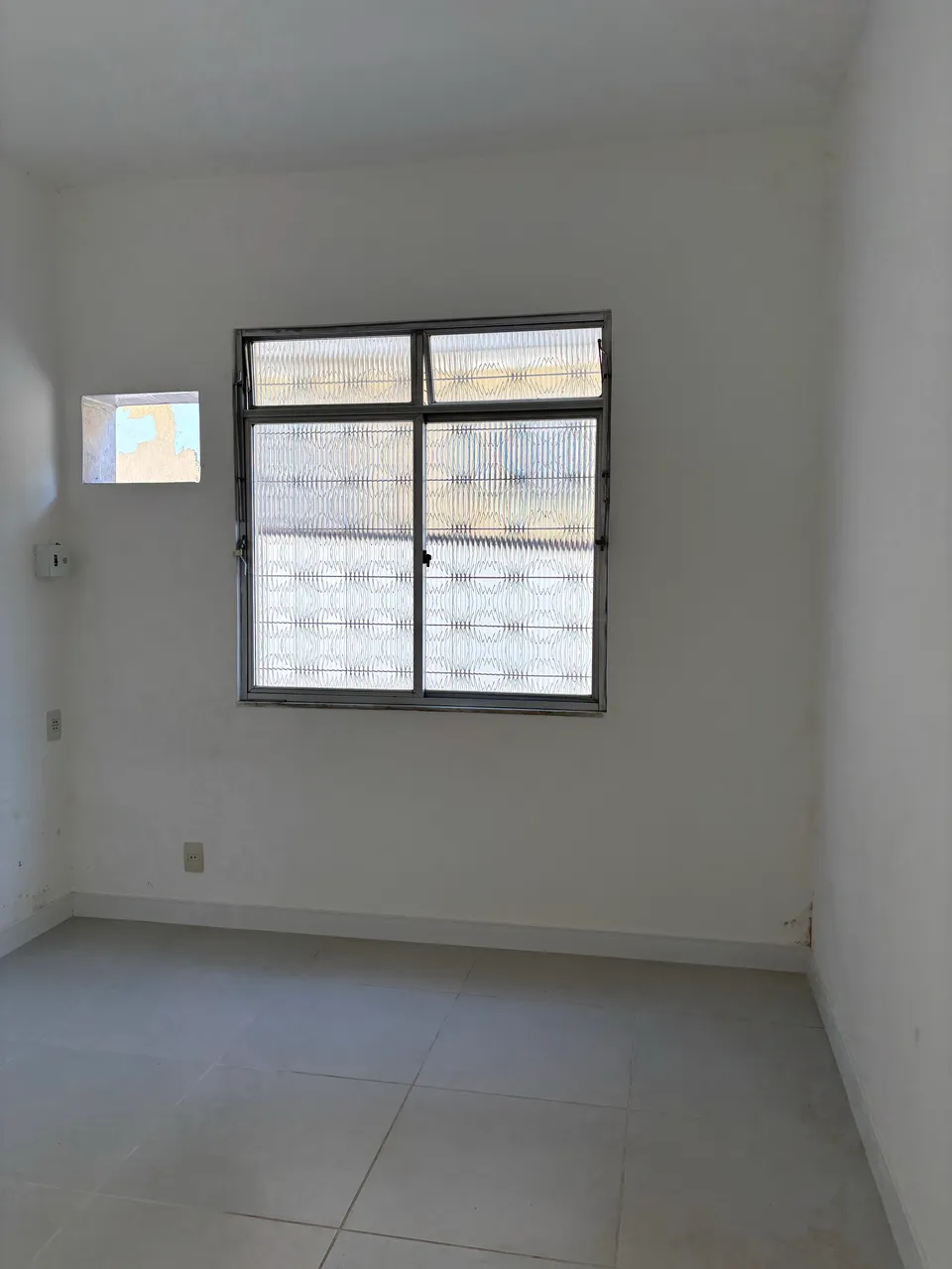Unfurnished house with a glass shower and electric showerhead — photo 14