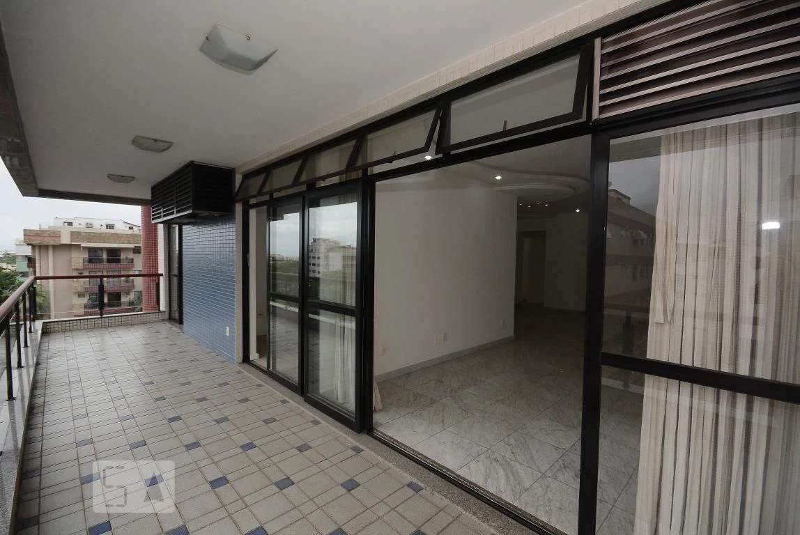 4-bedroom apartment in a building with a pool — photo 56