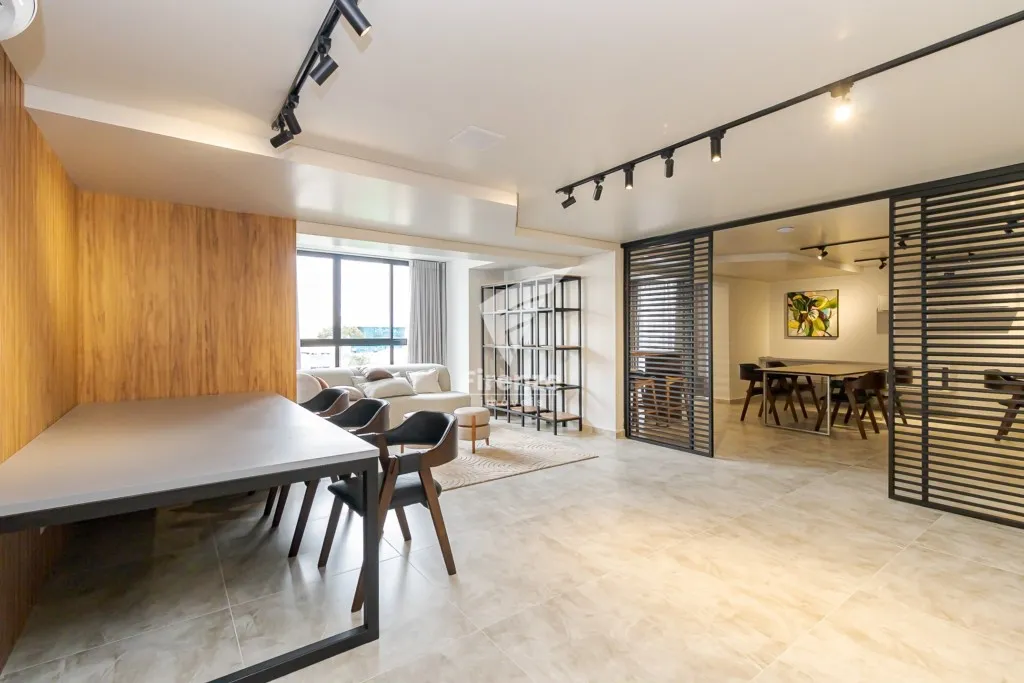 Apartamento mobiliado com cozinha integrada e varanda fechada — photo 32