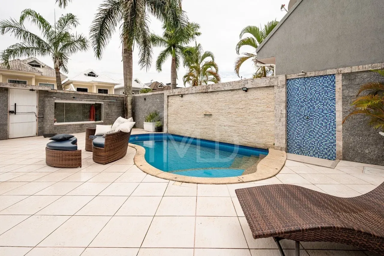 Furnished 6-bedroom house, 266 m² and 3 parking spots — photo 17