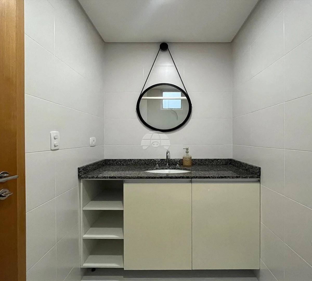One-bedroom apartment with a dryer — photo 16