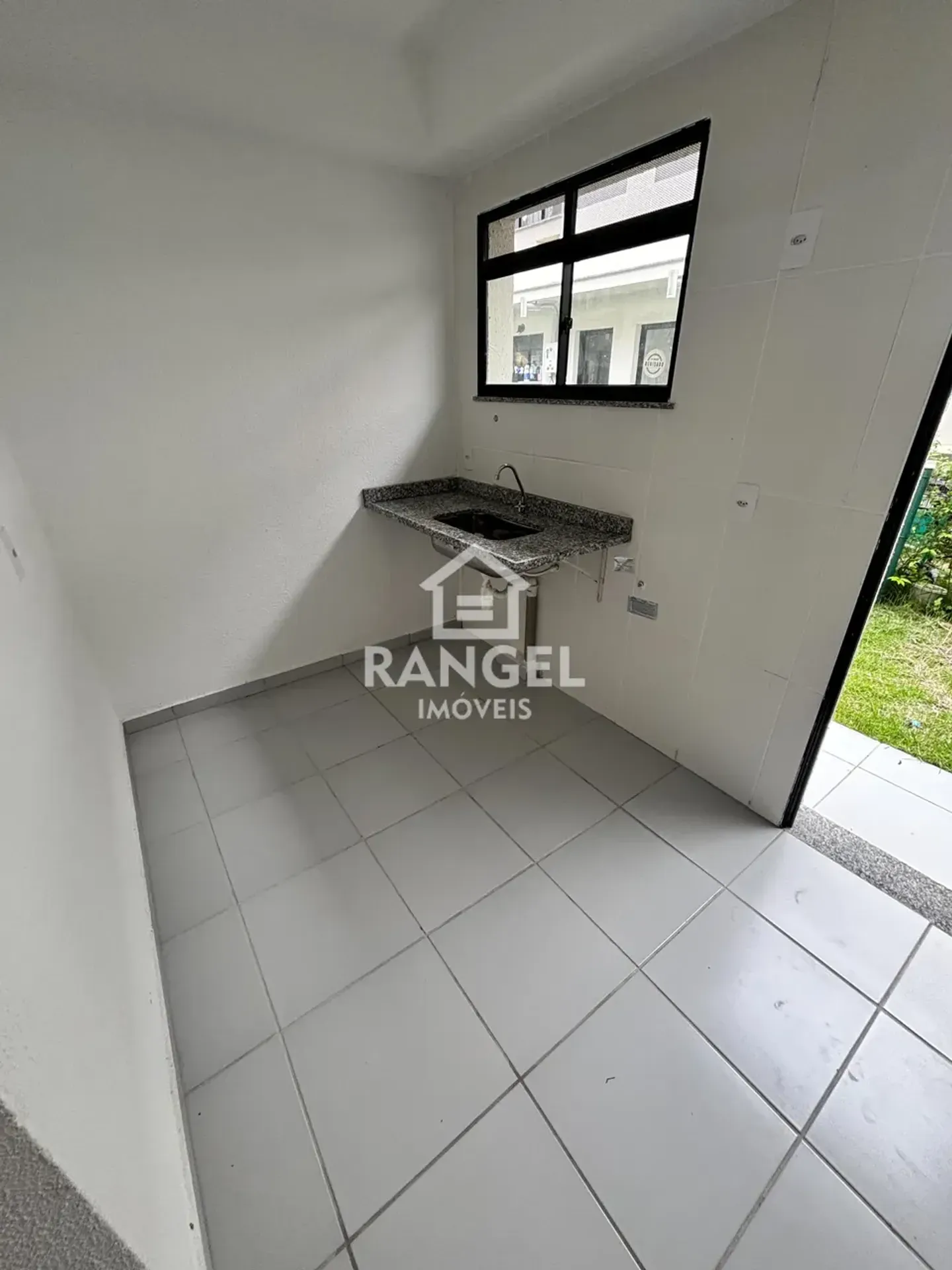 Casa com jardim privativo e cozinha fechada