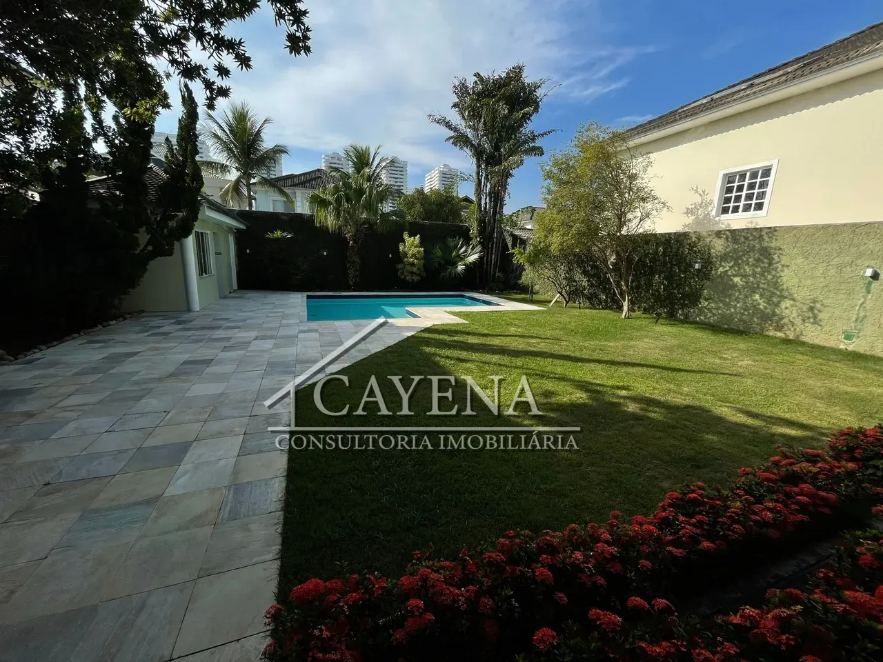 4 quartos e banheira: casa de 650 m² — photo 13