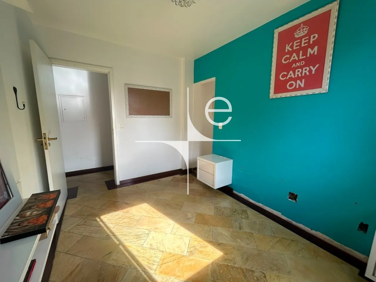 254 m² apartment with a walk-in closet and a home office — photo 19