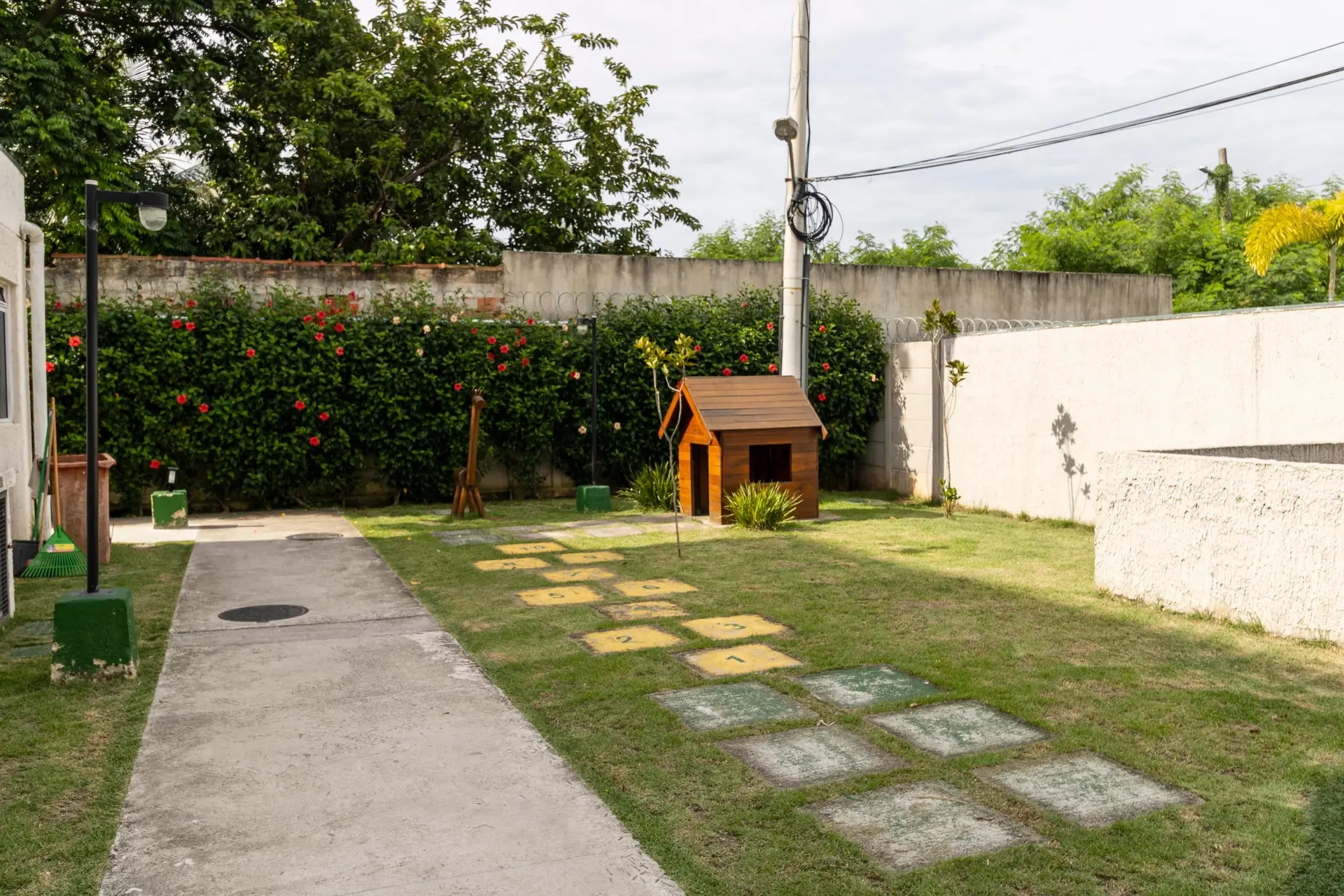 Unfurnished 2-bedroom apartment with wood floors — photo 17