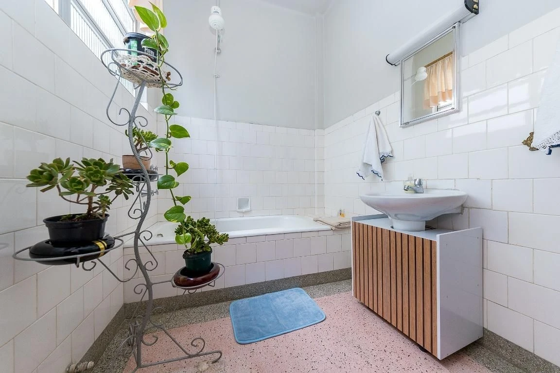 Furnished apartment, 97 m², with a bathtub — photo 73