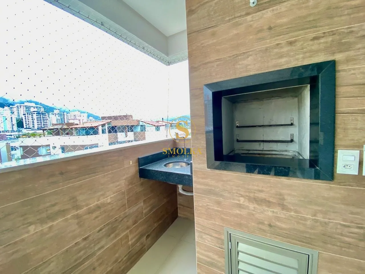 Balcony with a grill in a 2-bedroom apartment, 75 m² — photo 15
