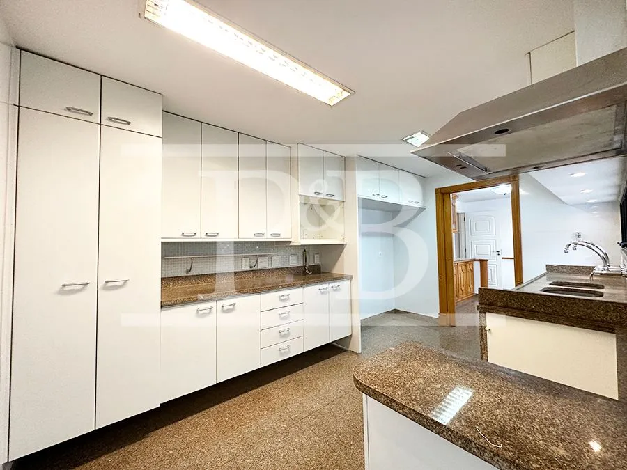 300 m² apartment with 4 bedrooms and 4 parking spots — photo 26