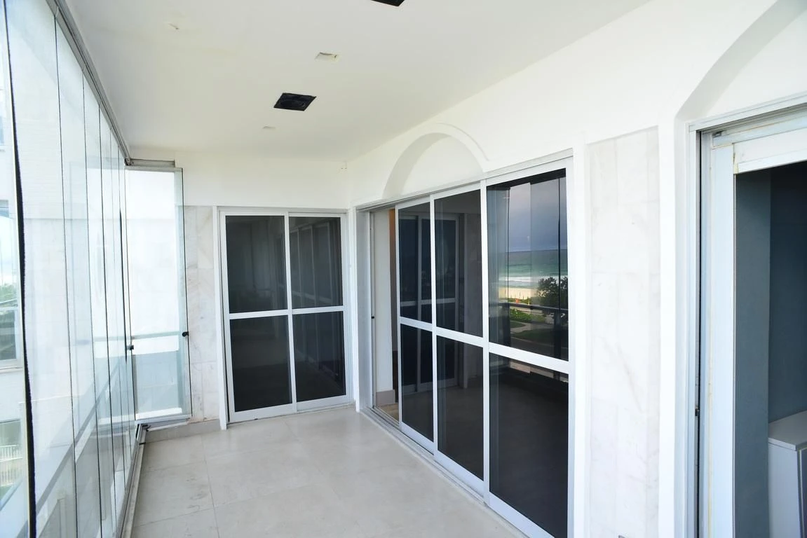 3-bedroom apartment in a building with a gym