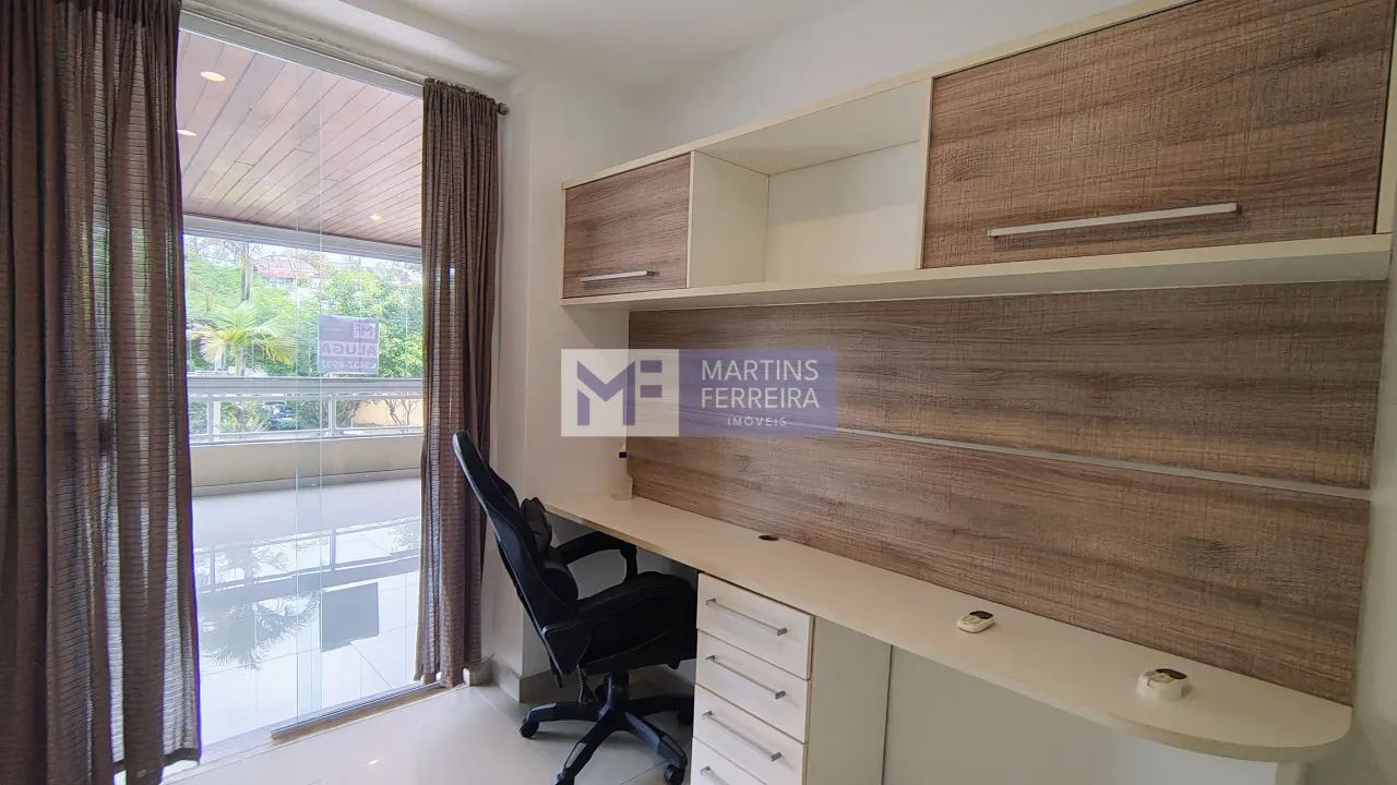 Glass-enclosed balcony in a 3-bedroom apartment, 115 m² — photo 14