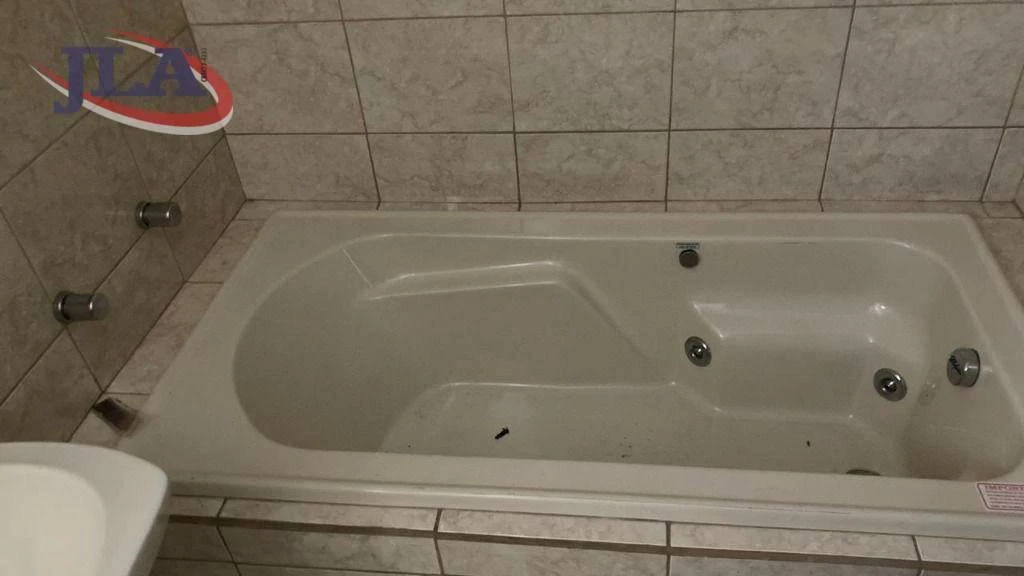 3-bedroom house with a bathtub — photo 18