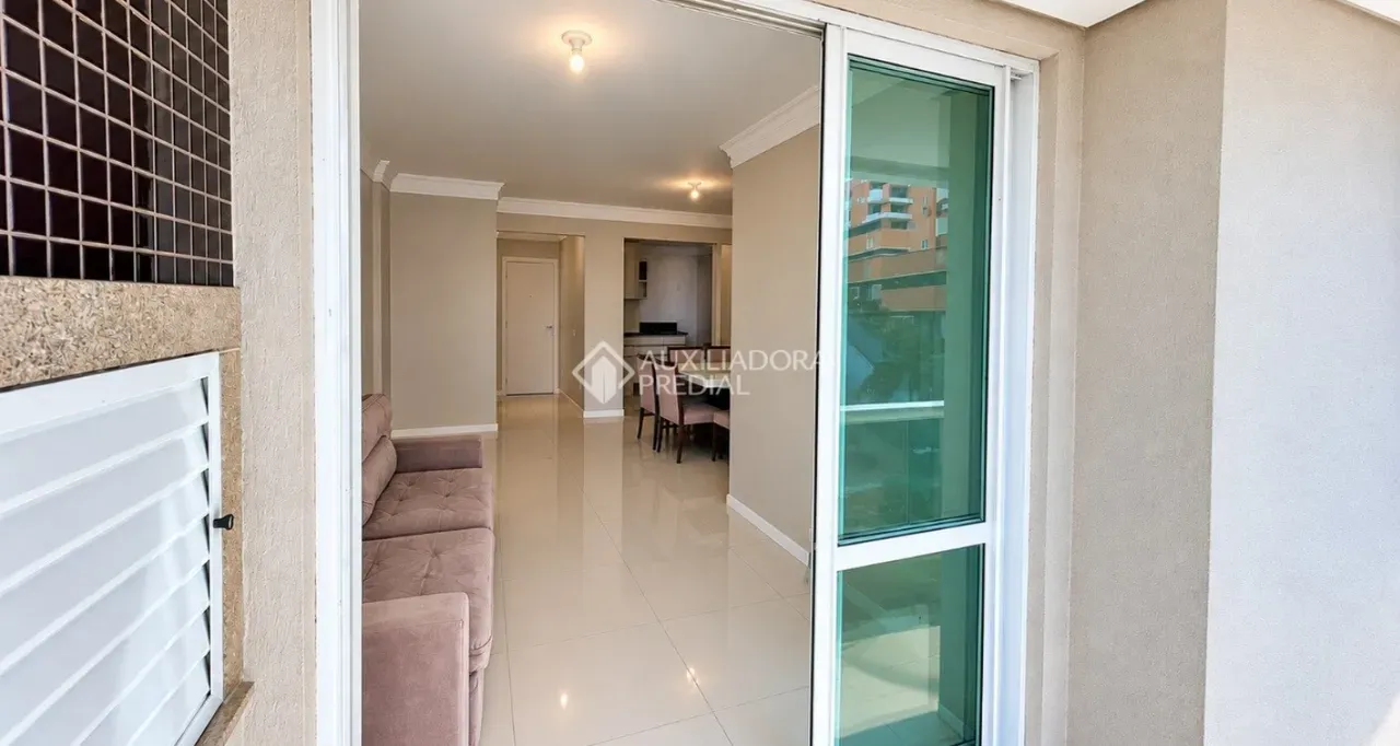 Balcony with a grill in a 4-bedroom apartment, 125 m² — photo 23
