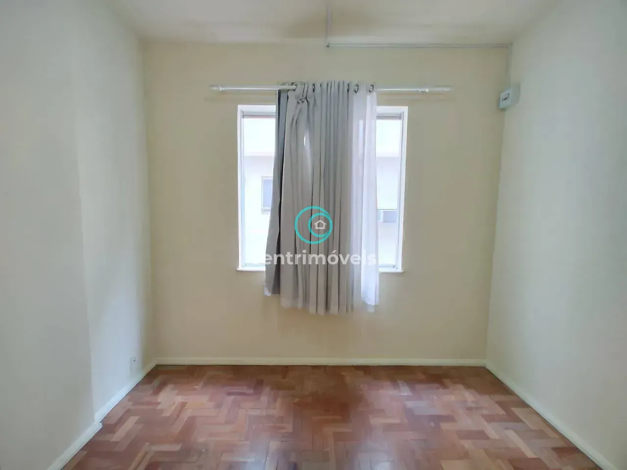 Wood or laminate floors in a one-bedroom apartment, 52 m² — photo 29