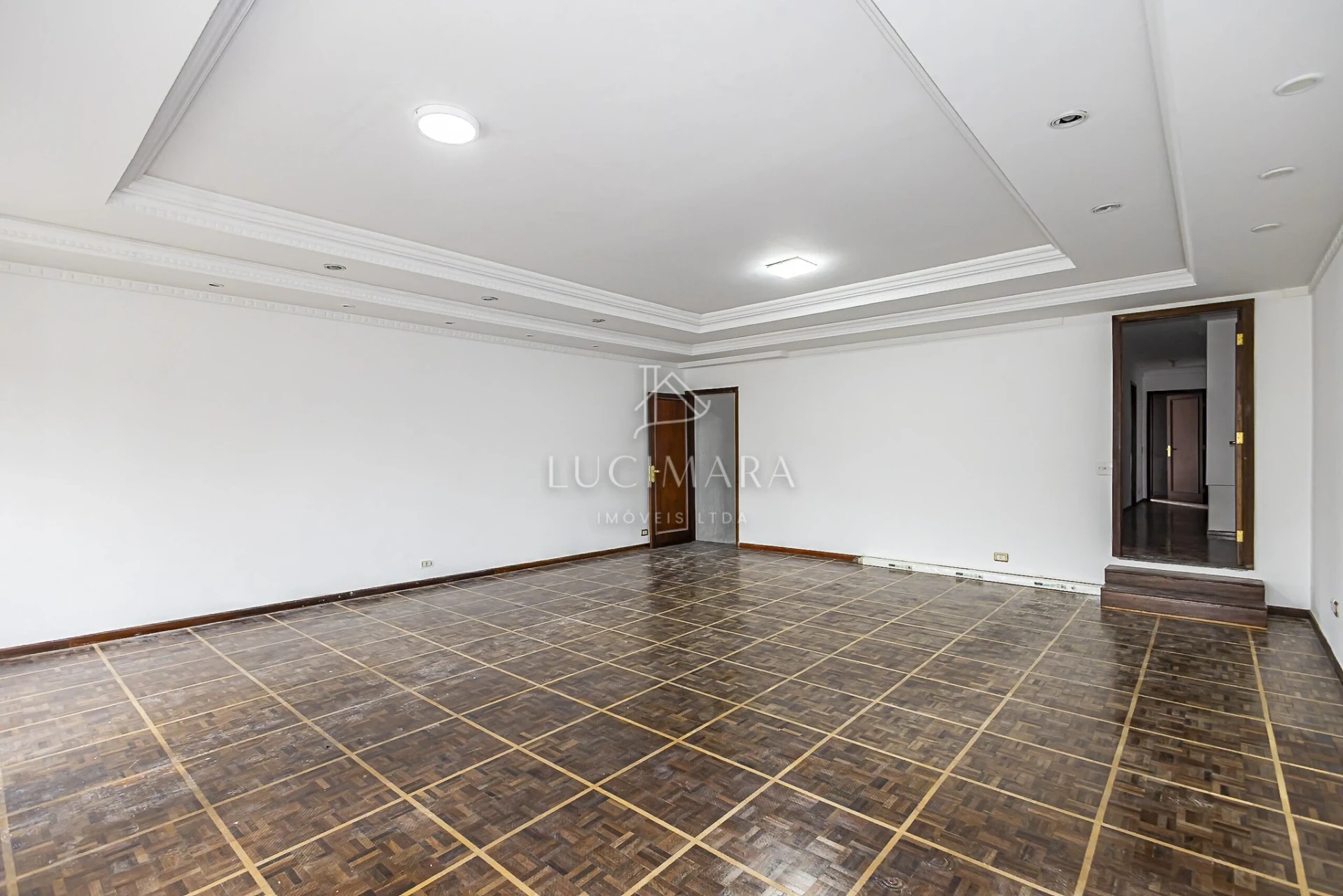 Wood or laminate floors in a 2-bedroom house, 170 m²
