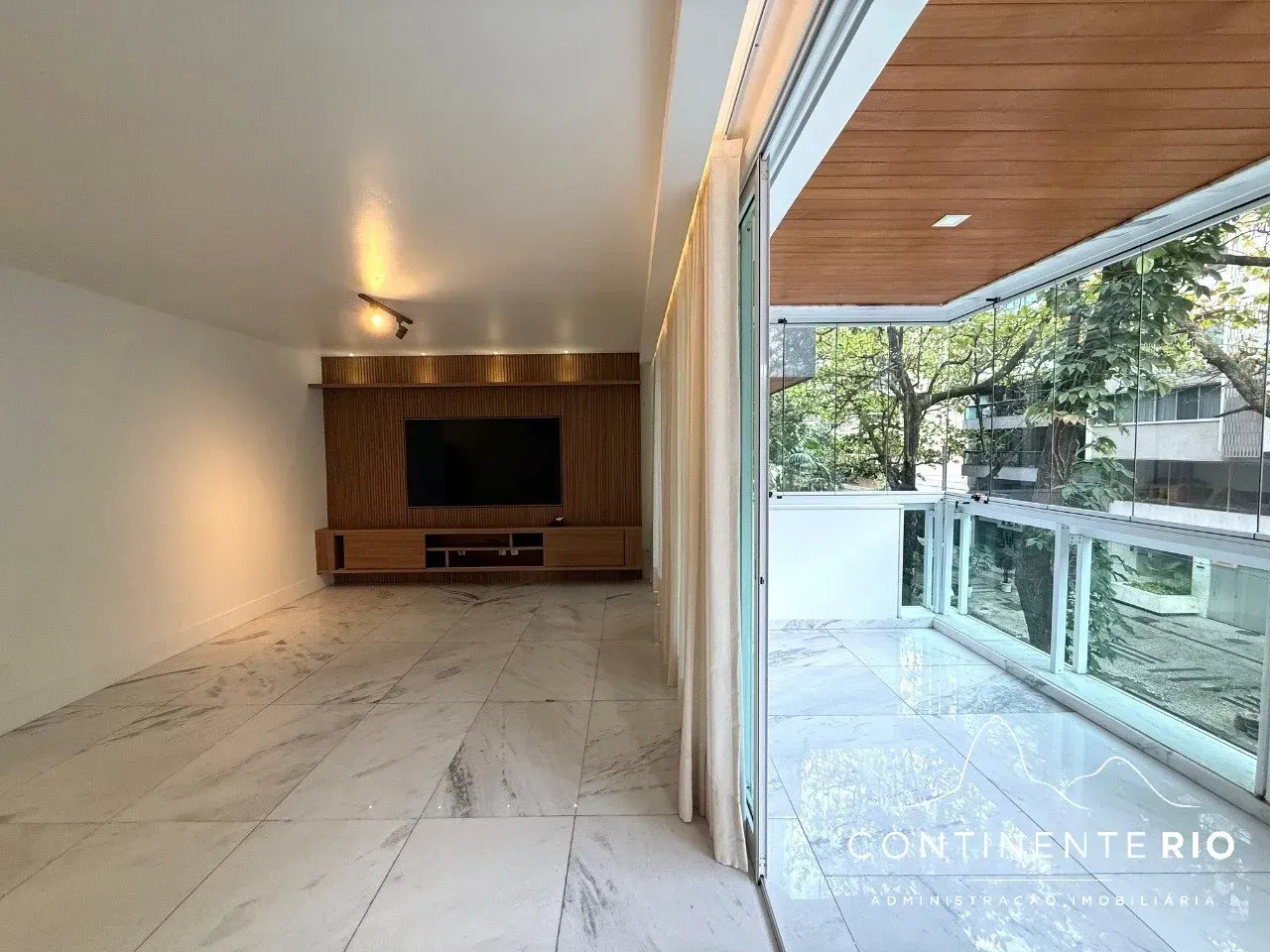 3-bedroom apartment with 4 bathrooms and a glass balcony — photo 4